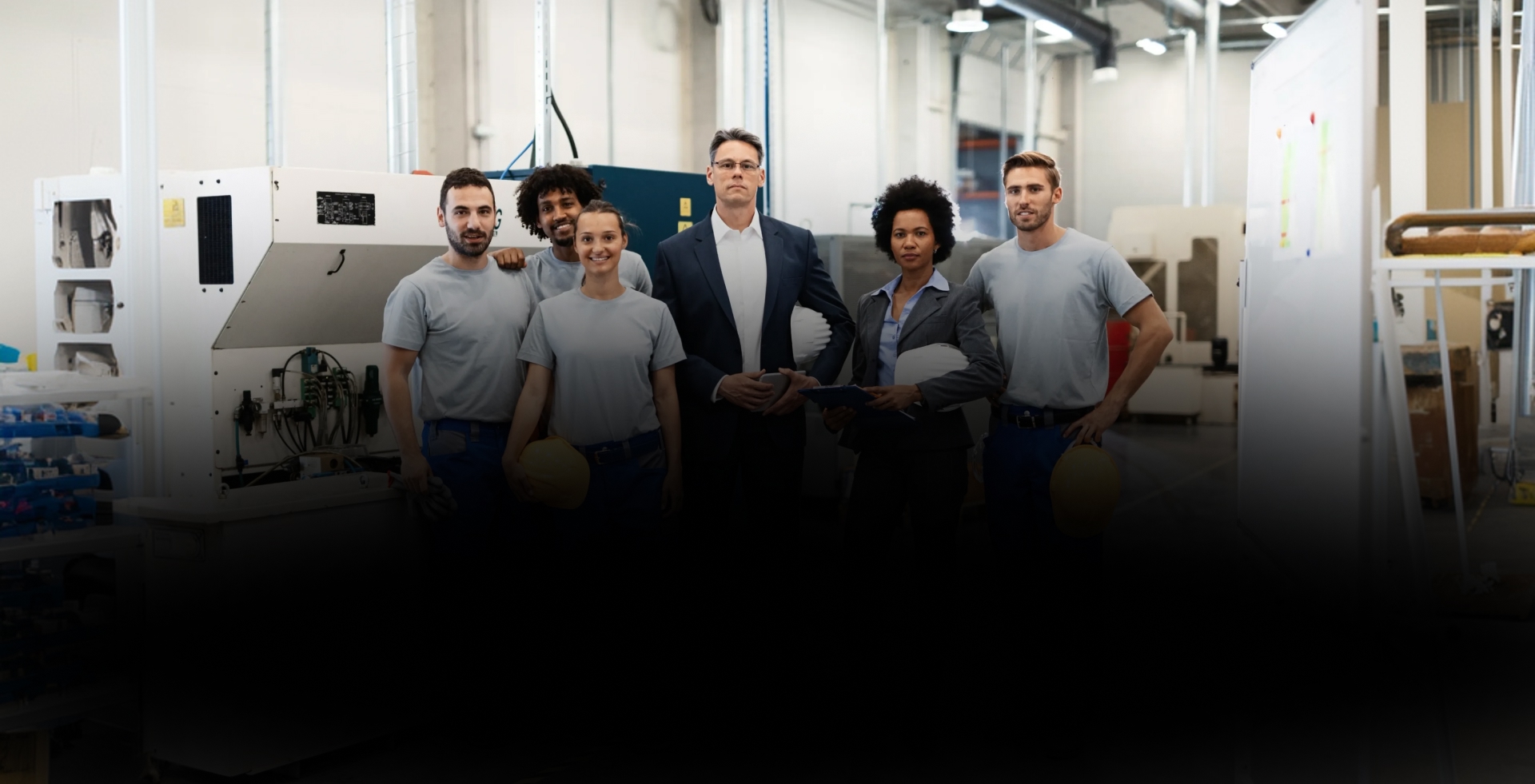 Équipe d'ingénieurs et de gestionnaires dans une usine